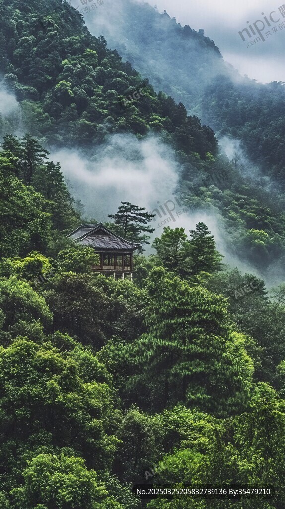 山間云霧中的靜謐古亭