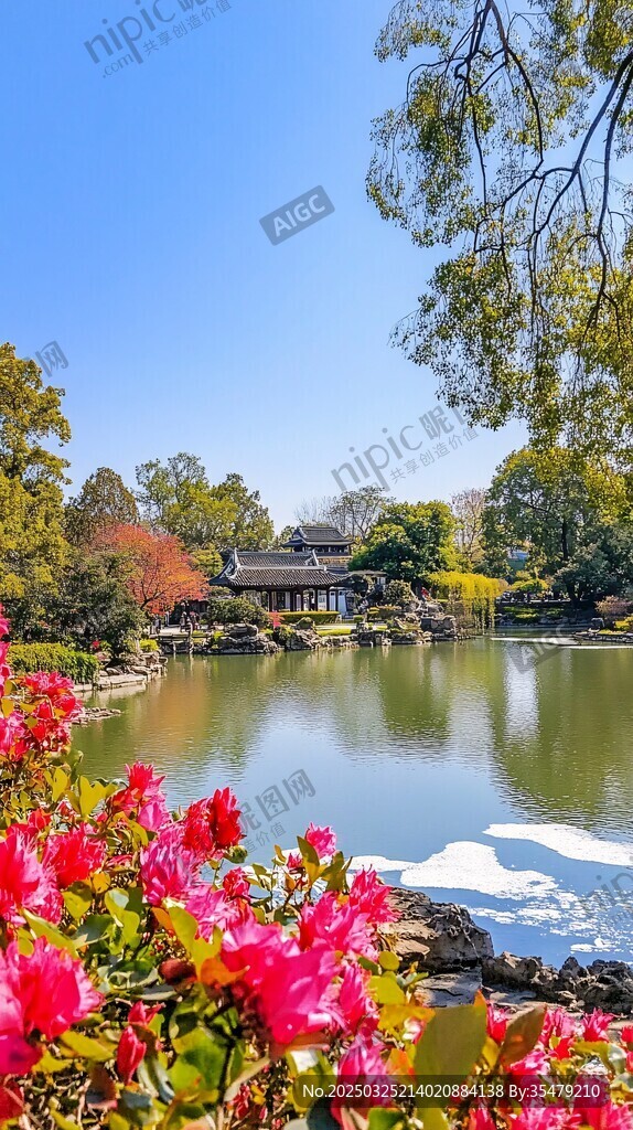湖畔繁花環(huán)繞的中式景致