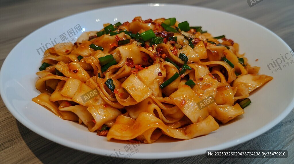 美味涼拌寬面 鮮香誘人
