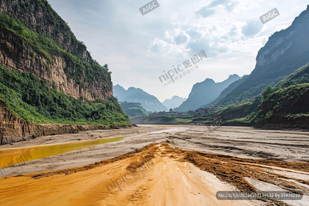 山間泥濘河谷壯麗風(fēng)光