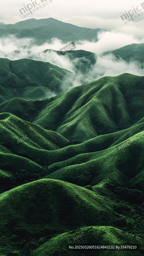 翠綠山巒云霧繚繞美景