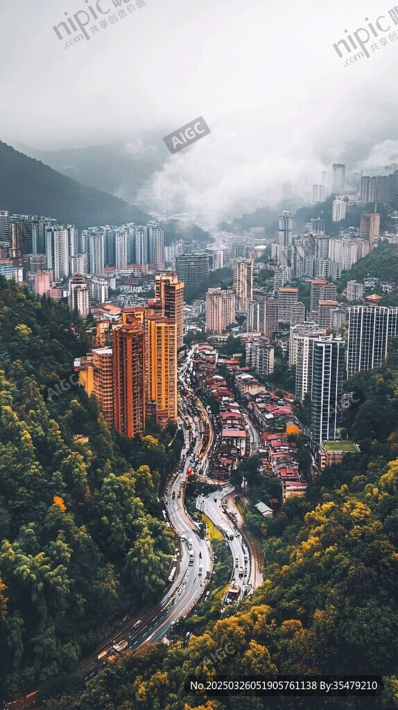 山城云霧間的城市風光