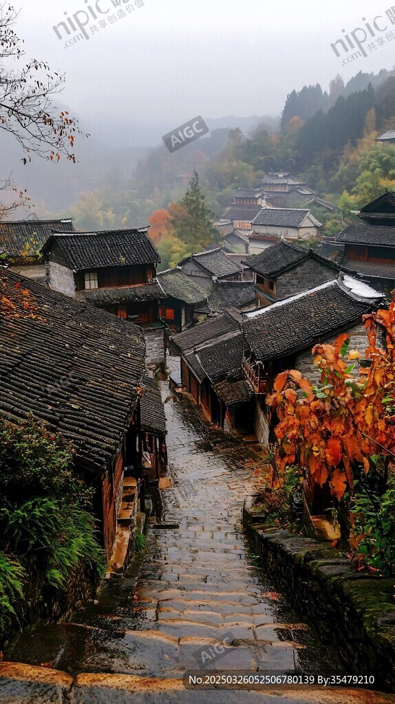 煙雨古村秋景