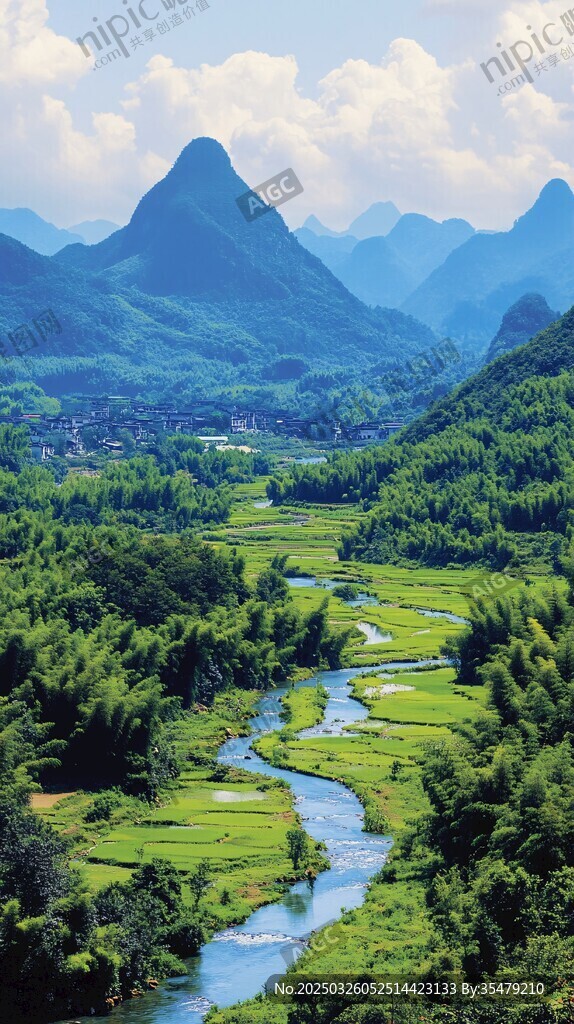 青山綠水間的蜿蜒河流