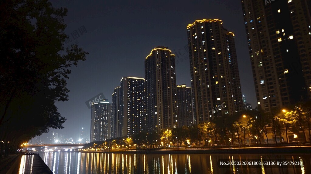 河畔夜景 高樓燈火映波光