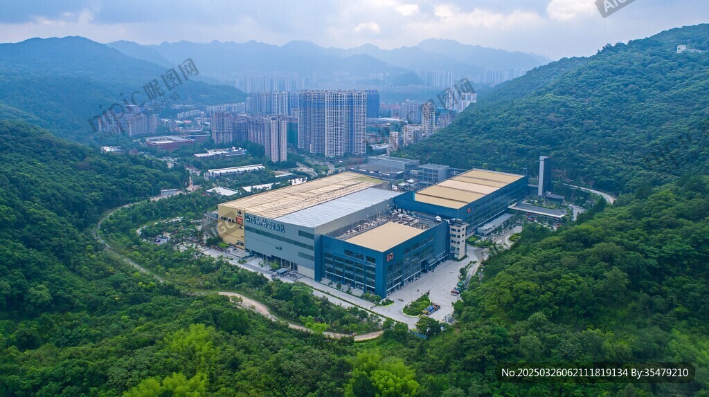 山間廠區(qū)的壯麗鳥(niǎo)瞰景觀