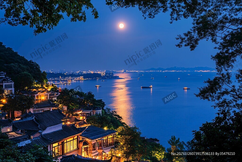 月夜湖畔美景
