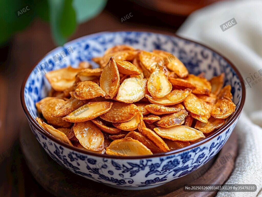 藍(lán)花瓷碗中的美味香瓜子
