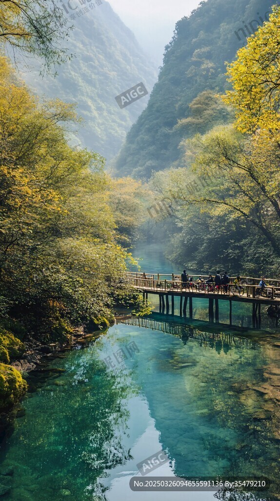 山間碧溪上的木橋景致