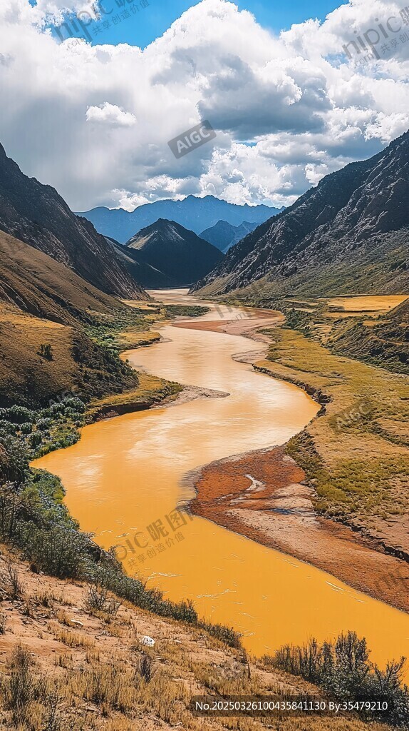 山間蜿蜒的金色河流景觀