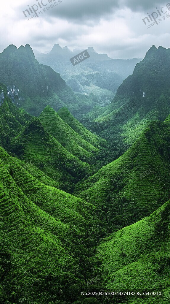 翠綠山巒間的壯闊自然美景