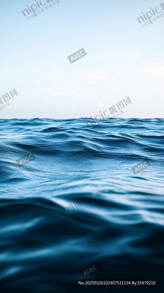 寧靜海面的波光漣漪