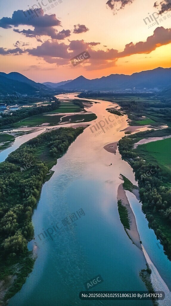 夕陽下蜿蜒河流與青山