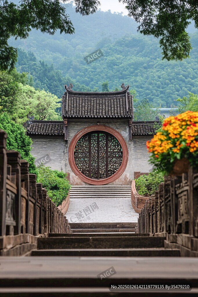 中式古建旁的繁花與階梯