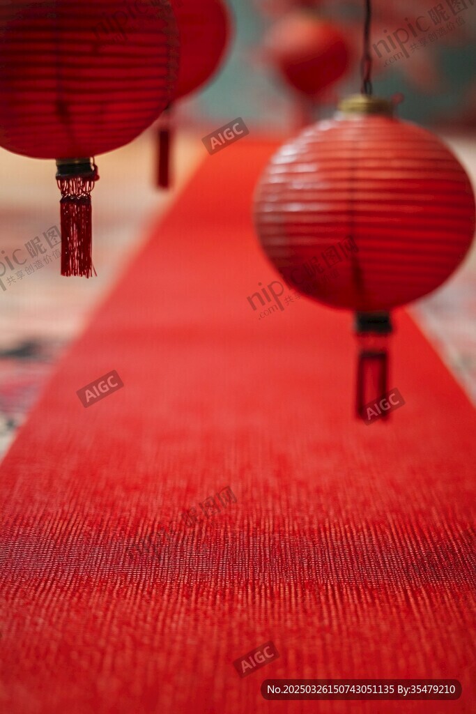 喜慶紅地毯與紅燈籠裝點(diǎn)
