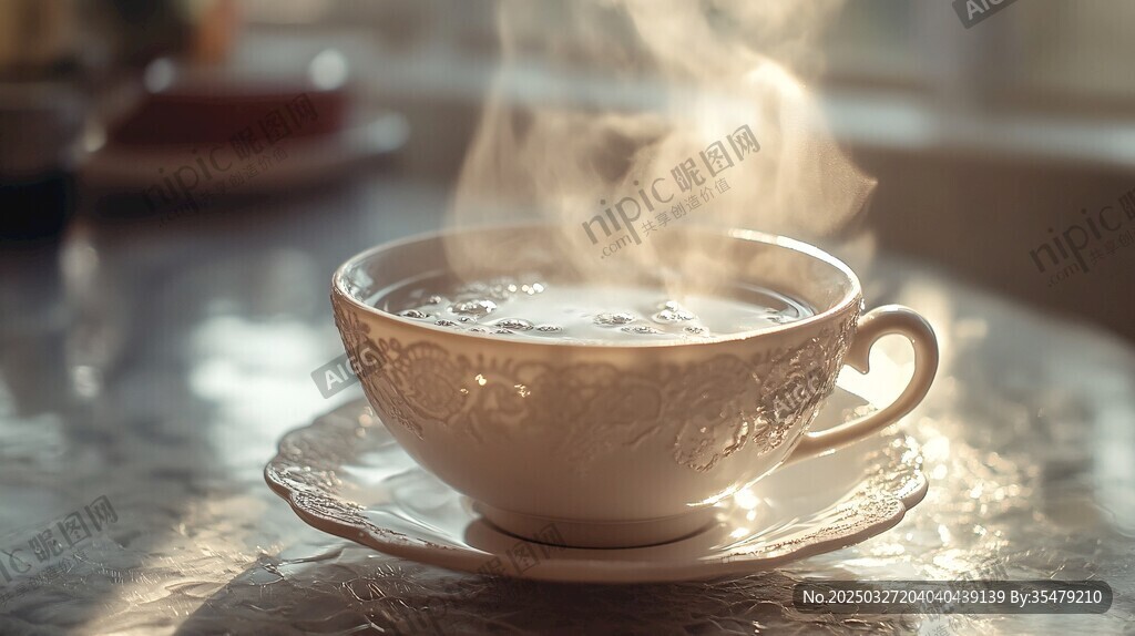 熱氣騰騰的精致茶杯