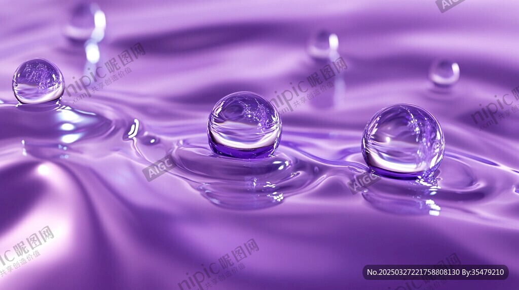 紫色水面上的晶瑩水滴