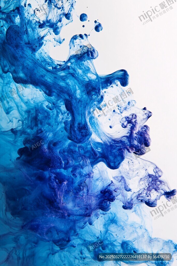 藍色墨水在水中的絢麗綻放