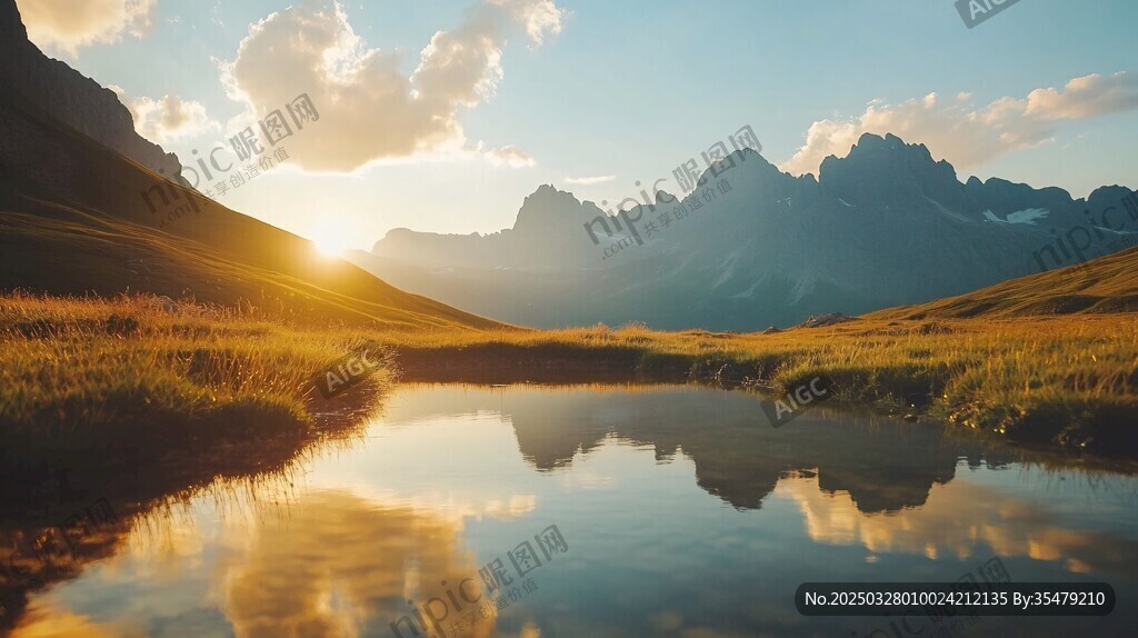 夕陽下的山間靜謐湖泊