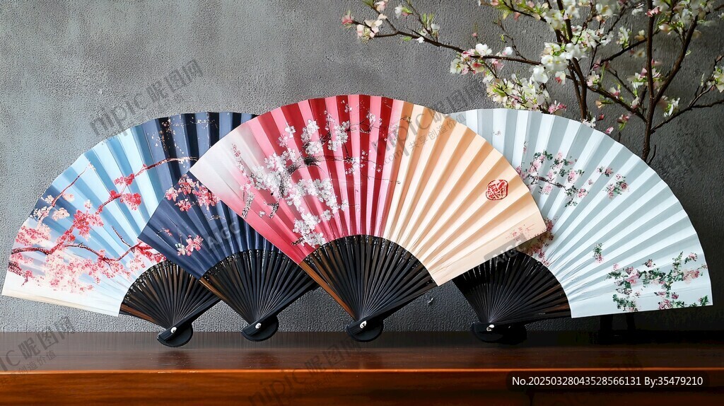 古風折扇展示 盡顯典雅韻味
