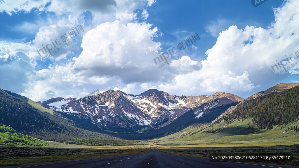 公路通向雪山美景