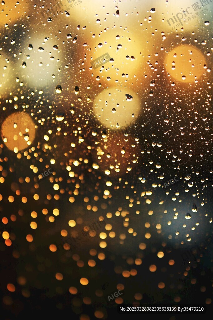 雨夜窗上閃爍的斑斕水珠