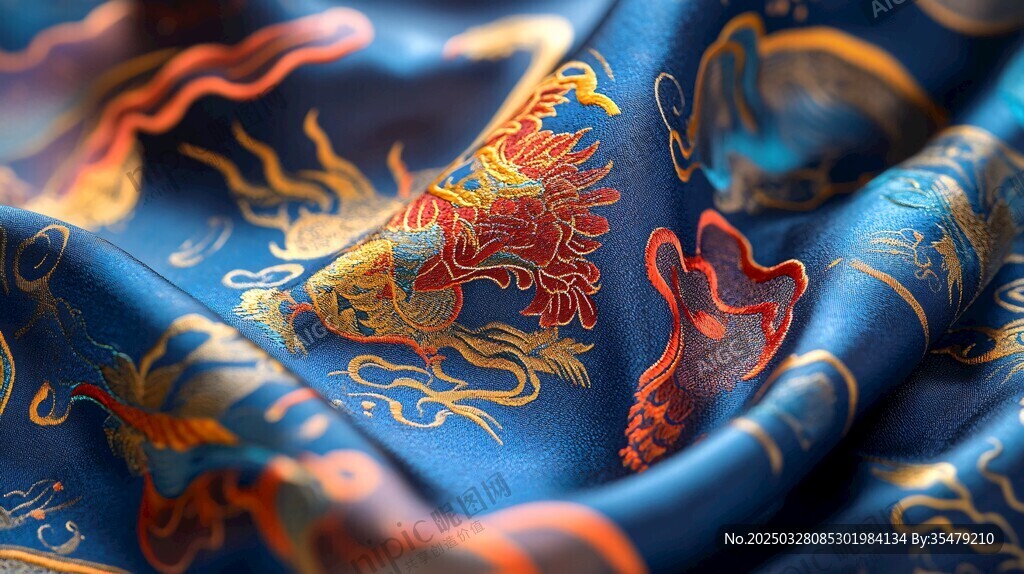 藍色錦緞上的精美龍鳳圖案