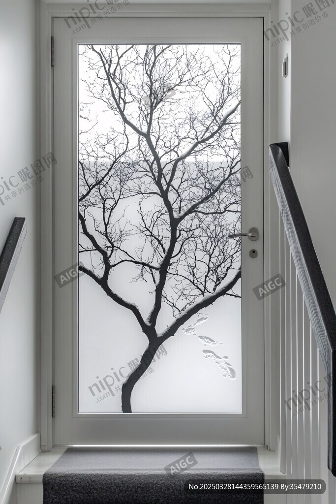 透過門看冬日枯樹雪景