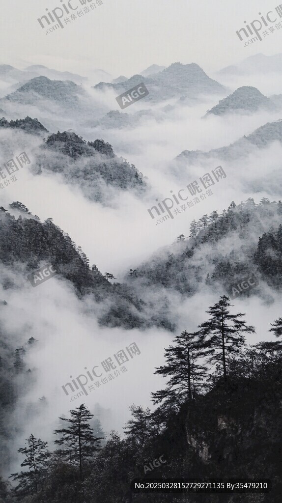 水墨群山間云霧繚繞之景