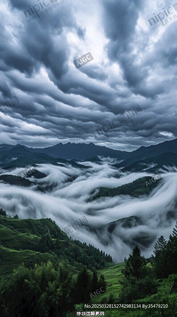 山間云海涌動壯美景觀