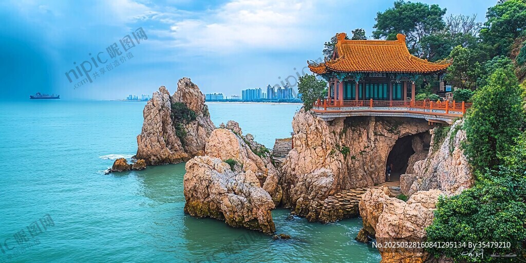 海濱古亭映碧海藍天