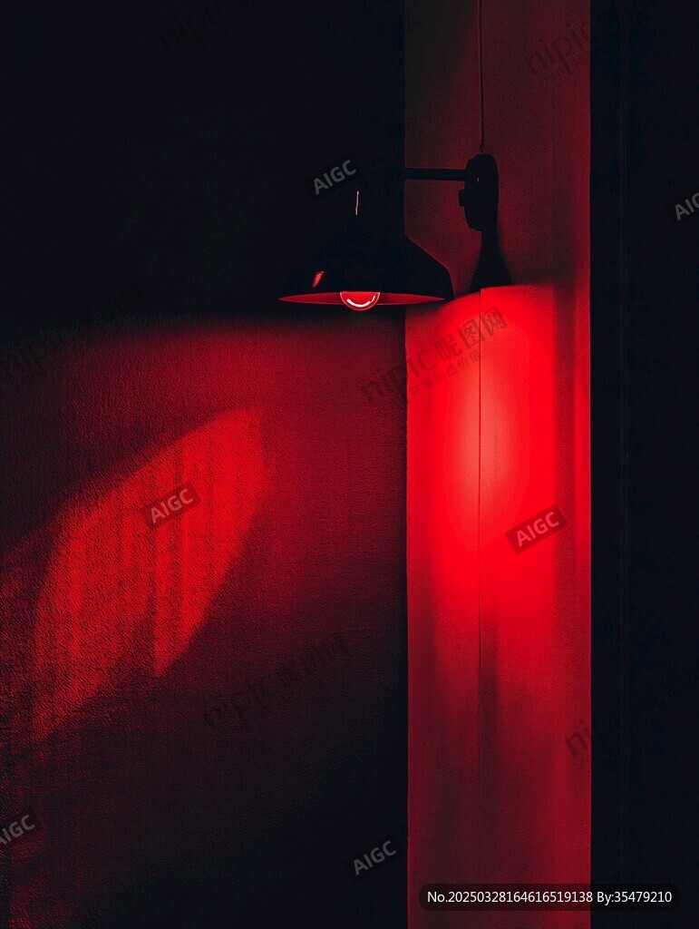 紅色壁燈營(yíng)造神秘氛圍