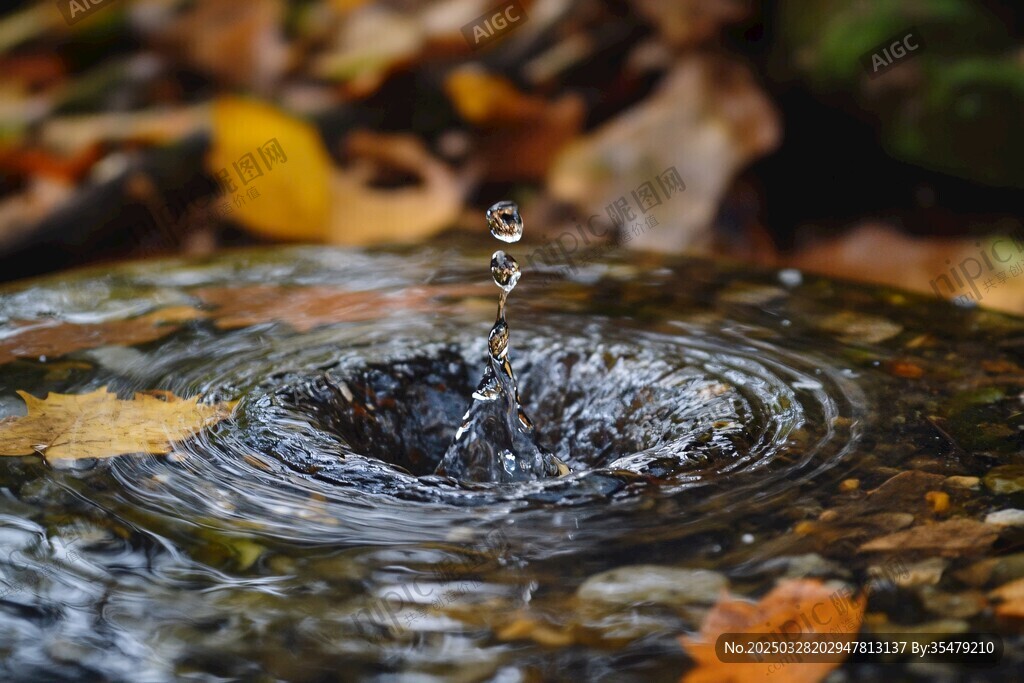 水滴入潭泛起圈圈漣漪