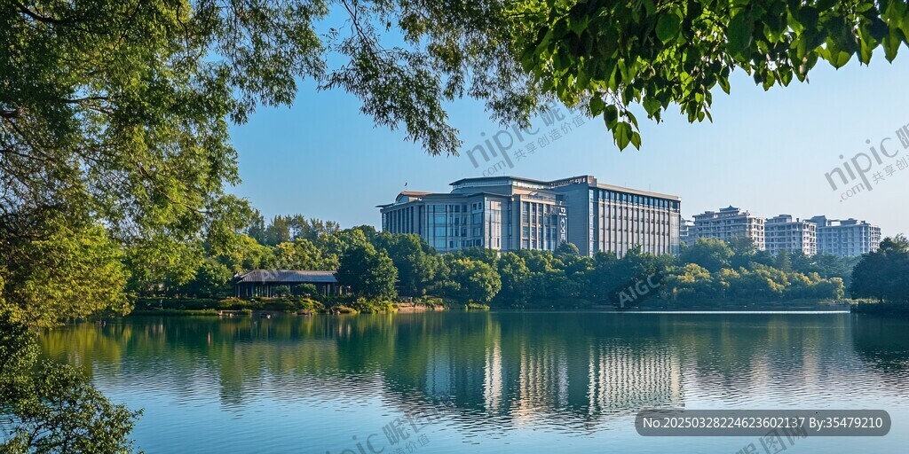 湖畔風(fēng)光中的現(xiàn)代建筑景觀