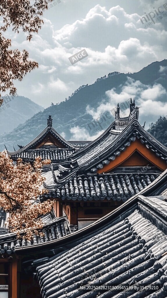 古建屋頂映于山水云霧間