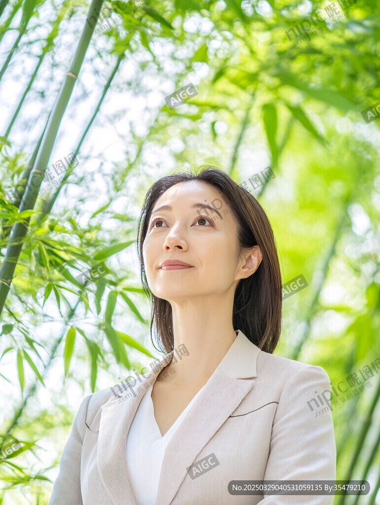 竹林中沉思的優雅職場女性