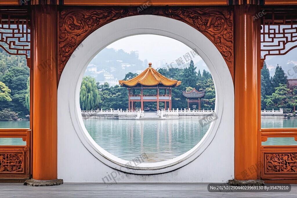 透過圓窗賞中式湖景樓閣