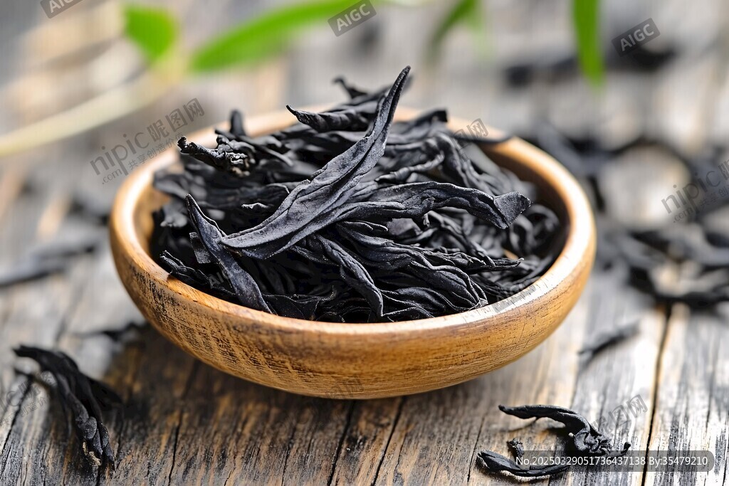木碗中的干爽黑茶葉