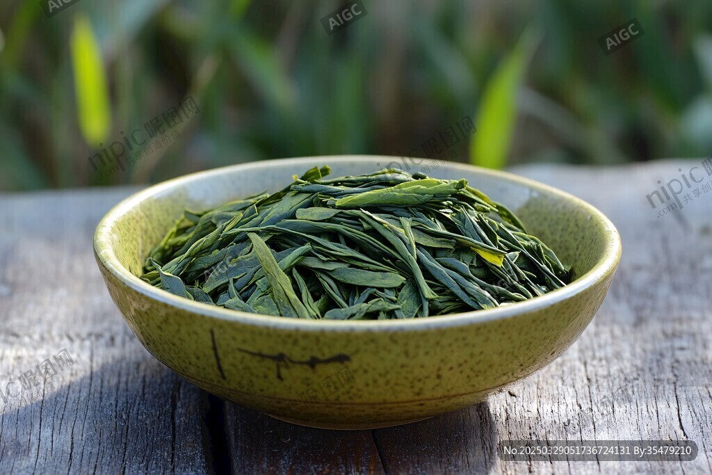 碗中嫩綠茶葉散發(fā)自然韻