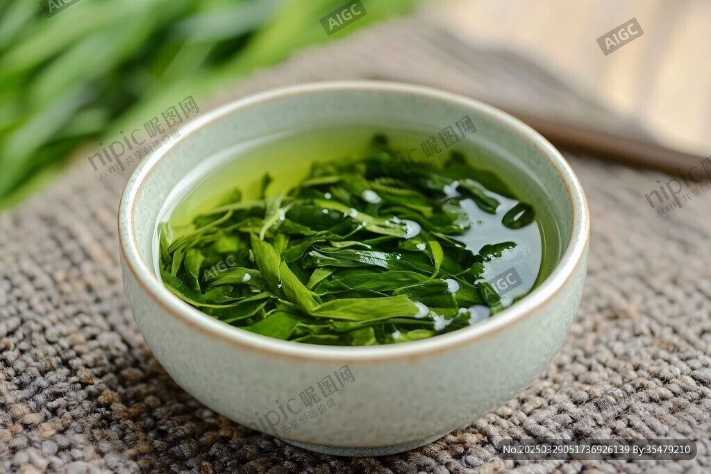 青綠茶湯 瓷碗中的清新