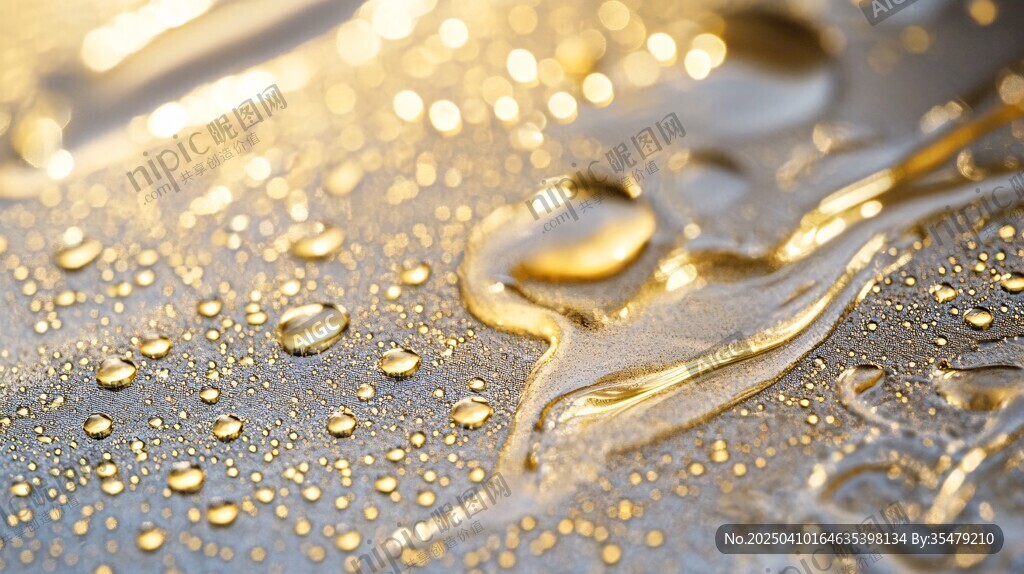 金色水滴在金屬表面的美景