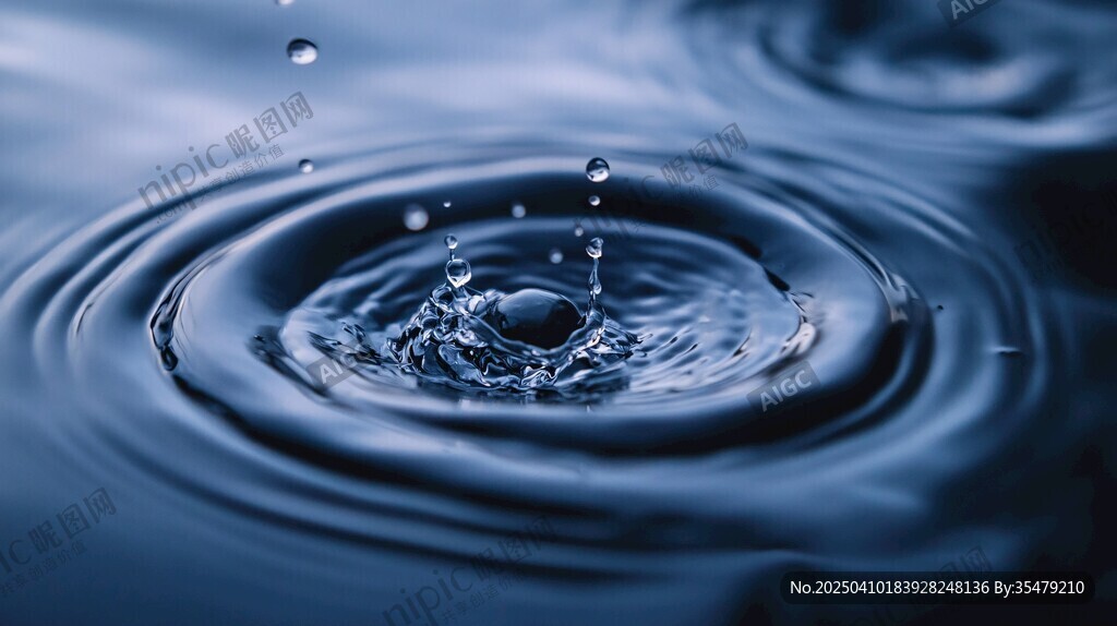 水滴入水泛起漣漪畫面