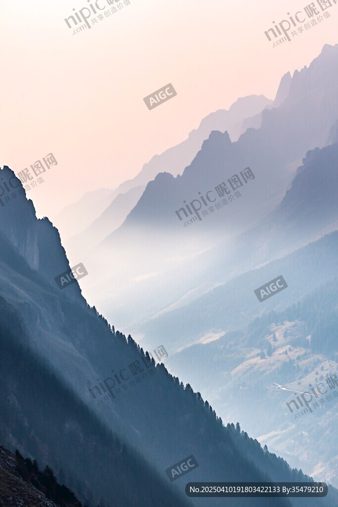 山間晨霧中的壯麗山脈