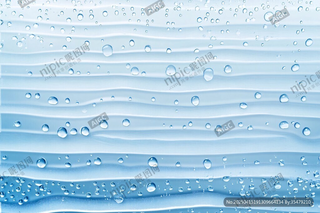 藍色水波上的晶瑩水滴