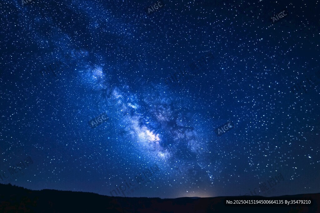 璀璨星河下的靜謐夜空