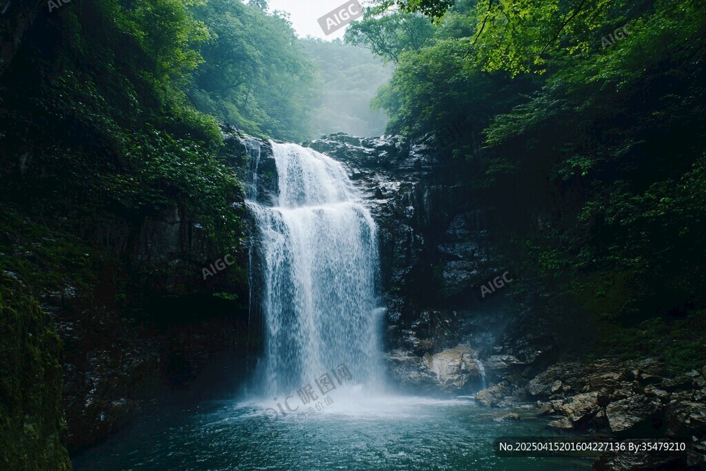 山林間的夢幻瀑布景觀