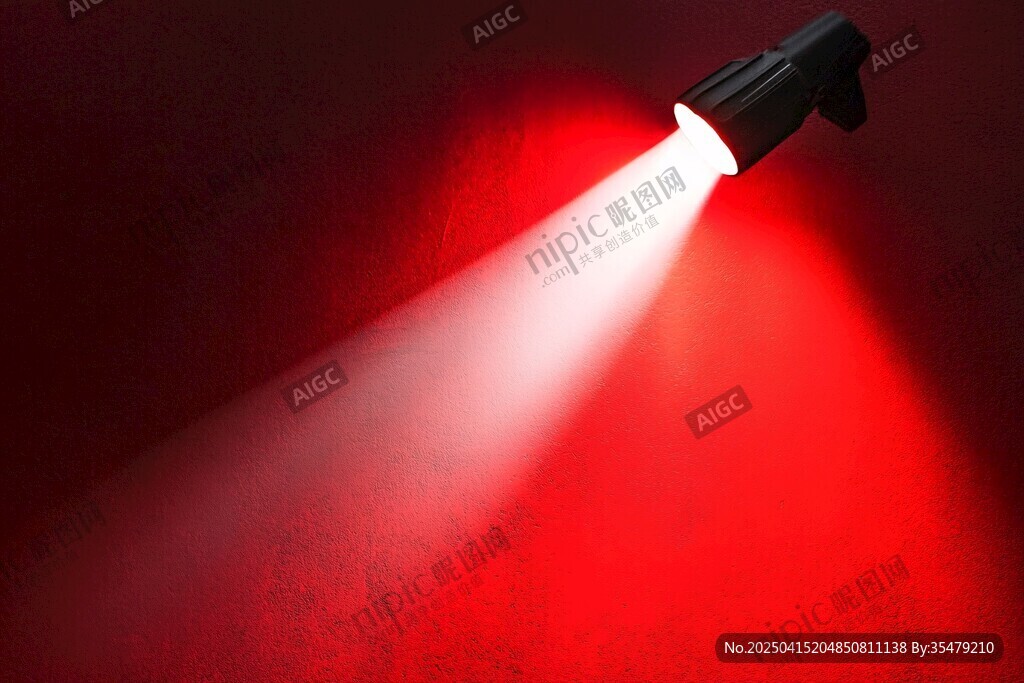 紅色背景下的強光手電筒