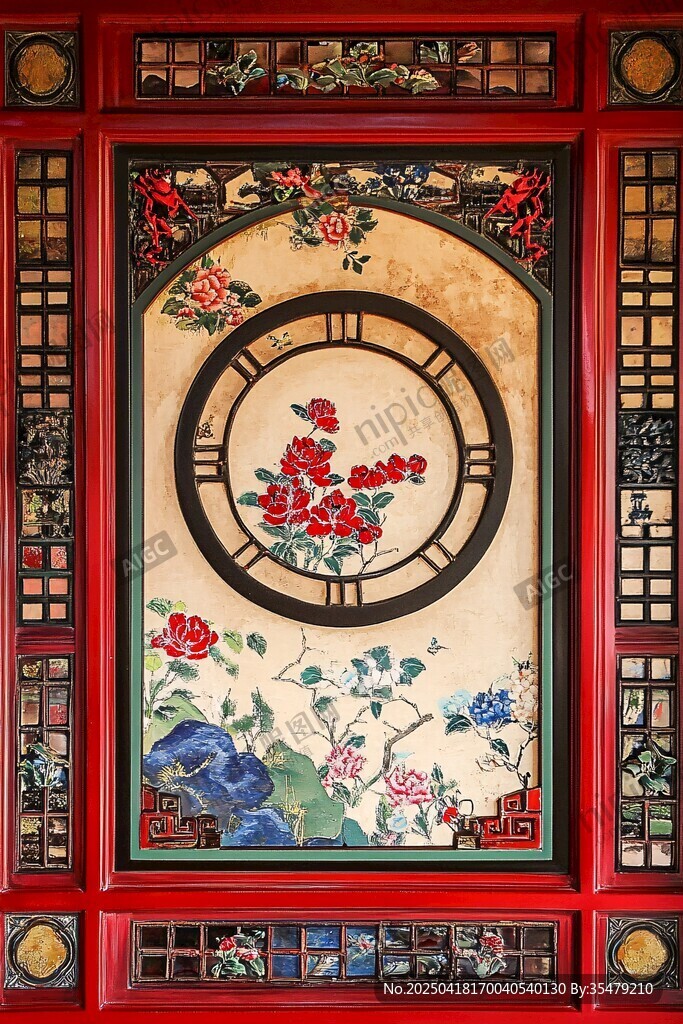 中式雕花門窗上的花卉圖案