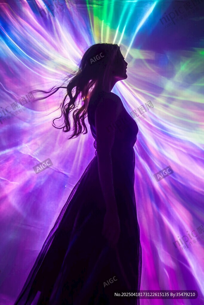 夢(mèng)幻光影中的優(yōu)雅女性身姿