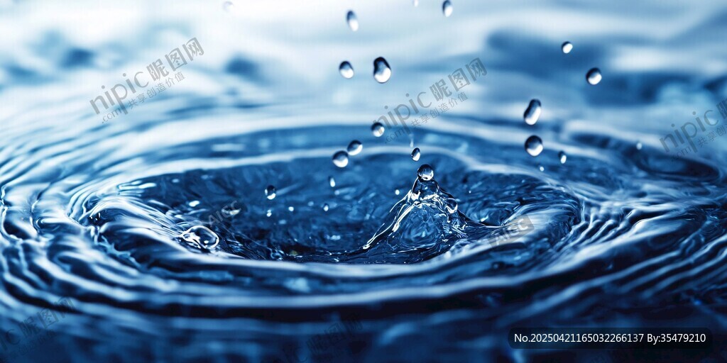 水滴入水泛起漣漪畫面
